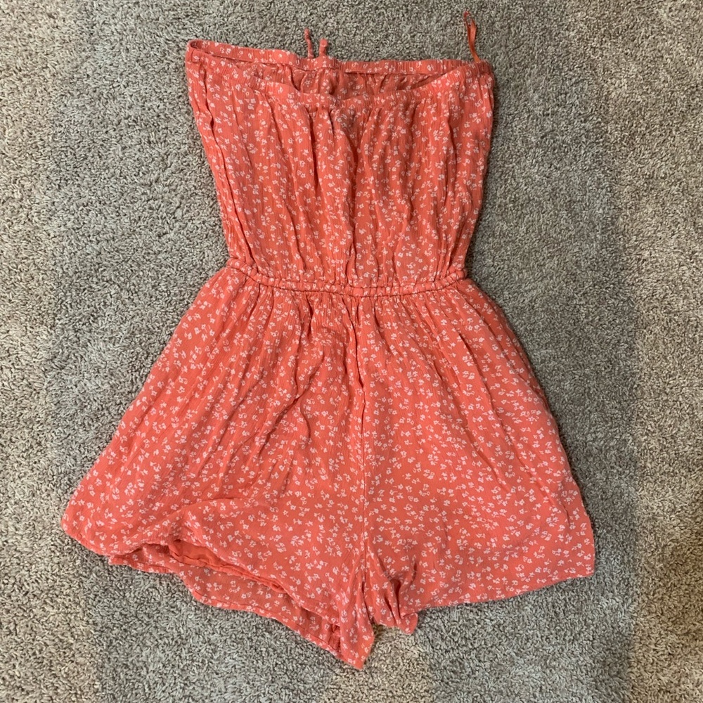 Hollister…Cute summer romper with pockets - Picture 3 of 3